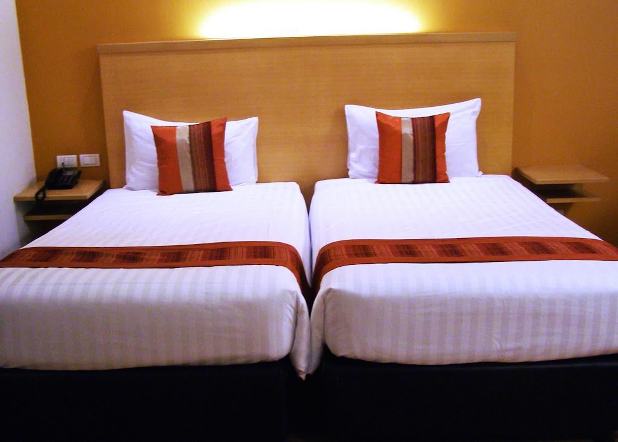 בנגקוק Iyarin @ Tuk Chang Hotel מראה חיצוני תמונה