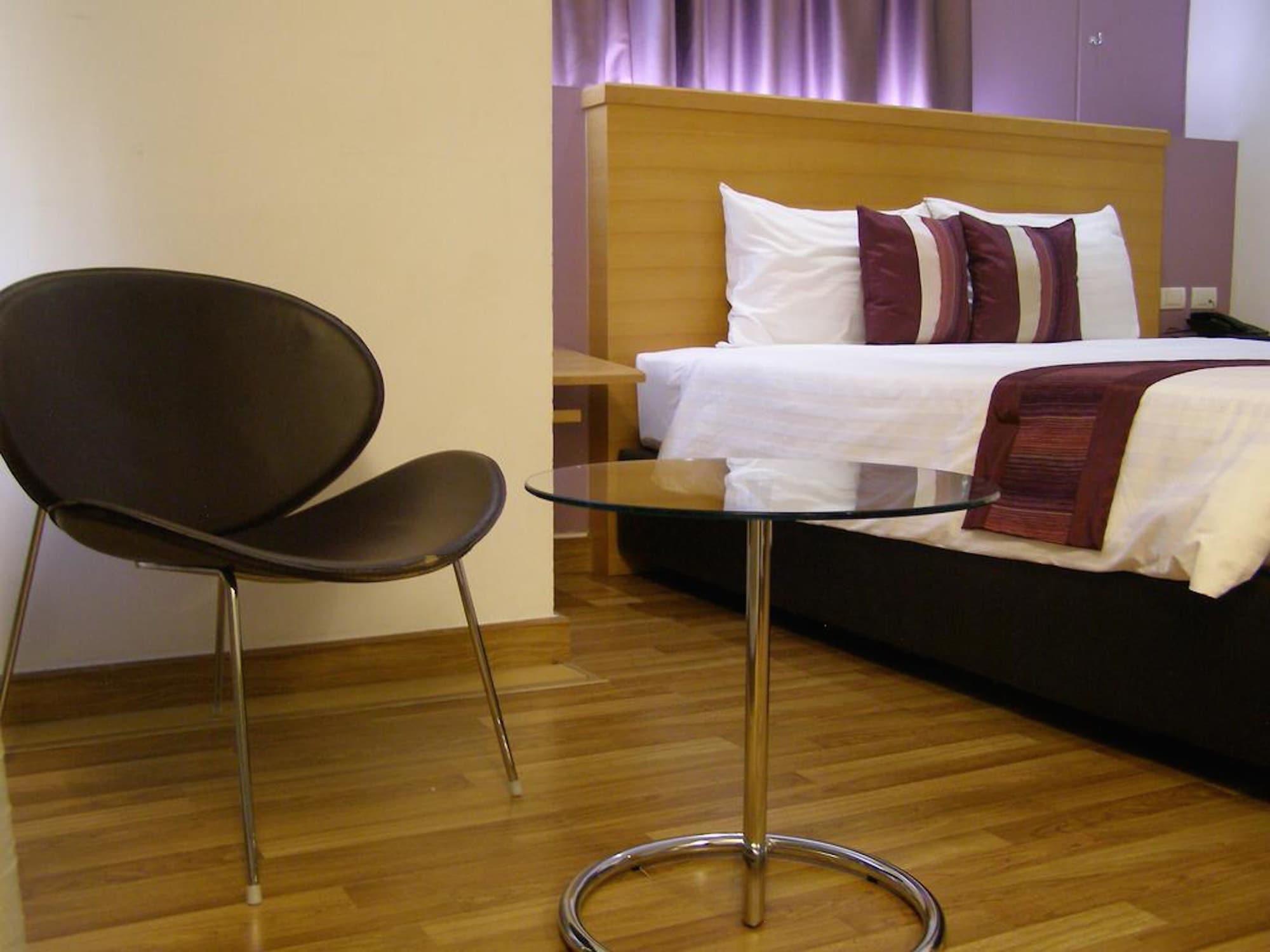 בנגקוק Iyarin @ Tuk Chang Hotel מראה חיצוני תמונה