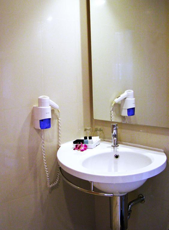 בנגקוק Iyarin @ Tuk Chang Hotel מראה חיצוני תמונה