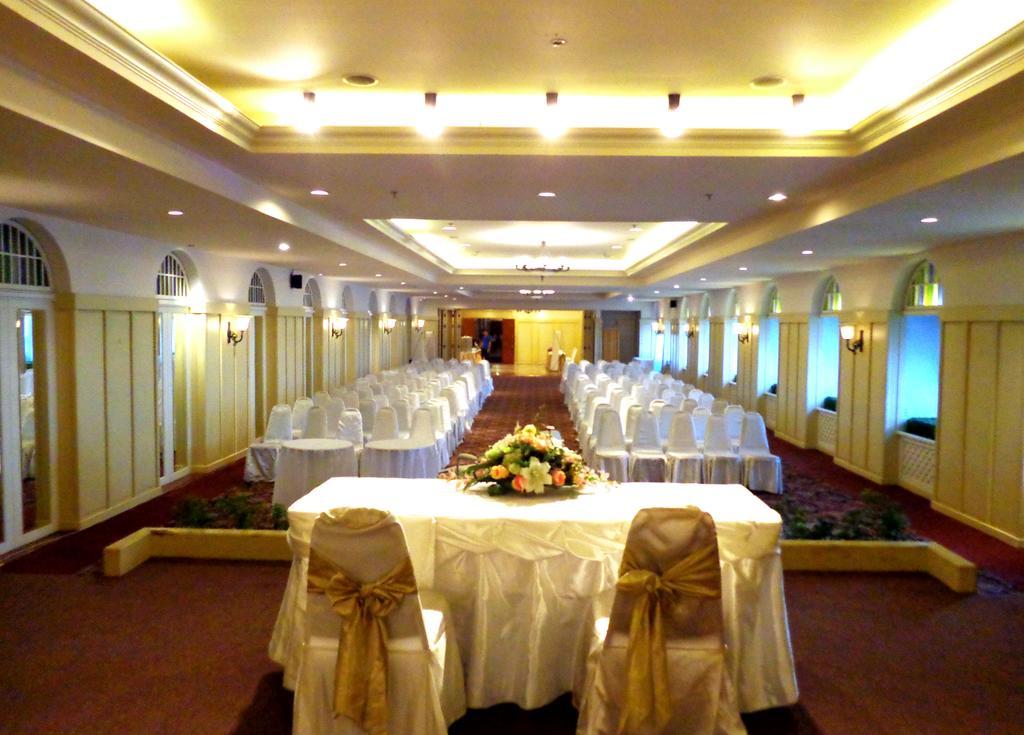 בנגקוק Iyarin @ Tuk Chang Hotel מראה חיצוני תמונה