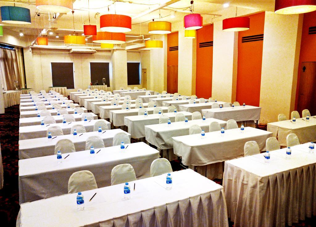 בנגקוק Iyarin @ Tuk Chang Hotel מראה חיצוני תמונה