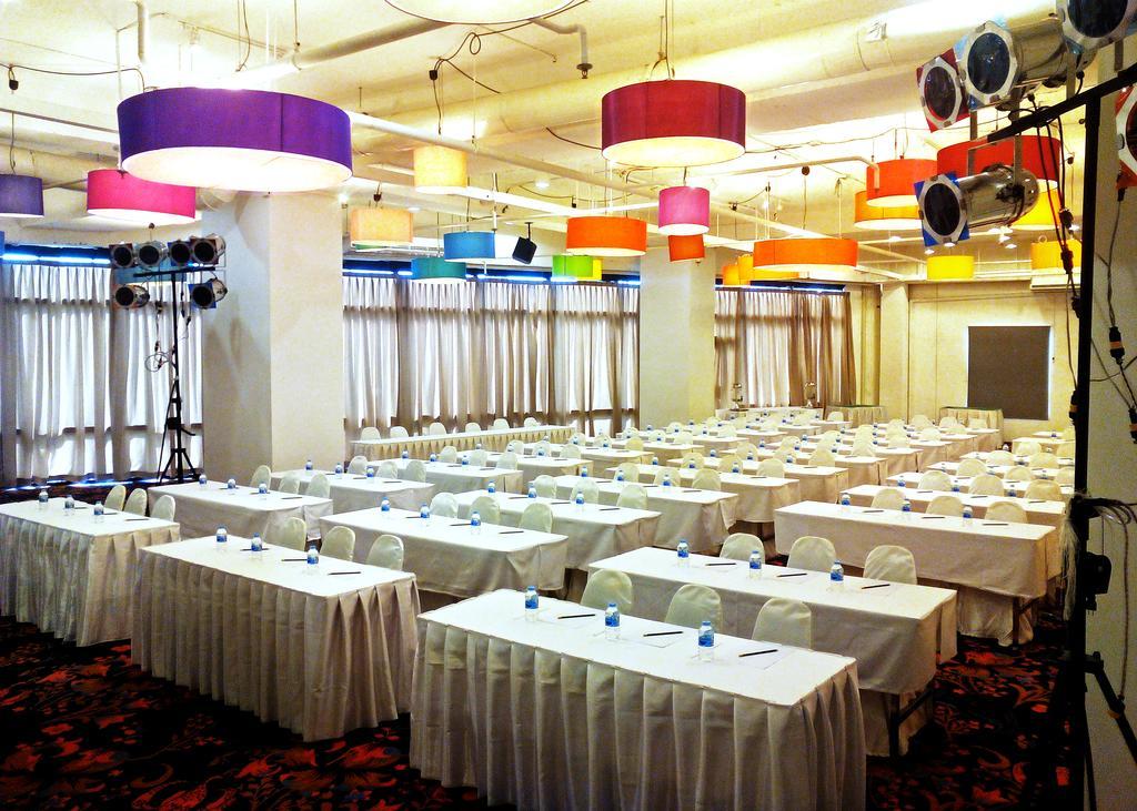 בנגקוק Iyarin @ Tuk Chang Hotel מראה חיצוני תמונה