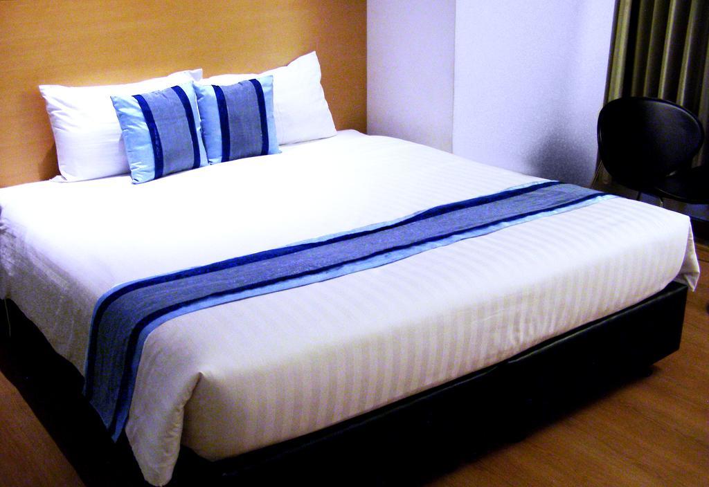 בנגקוק Iyarin @ Tuk Chang Hotel מראה חיצוני תמונה