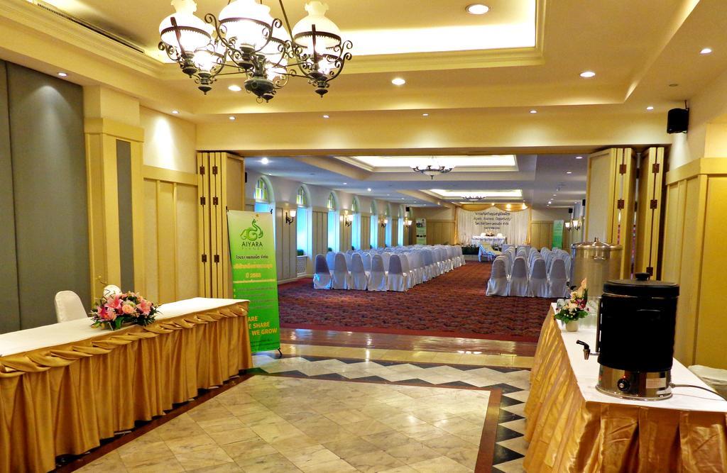בנגקוק Iyarin @ Tuk Chang Hotel מראה חיצוני תמונה